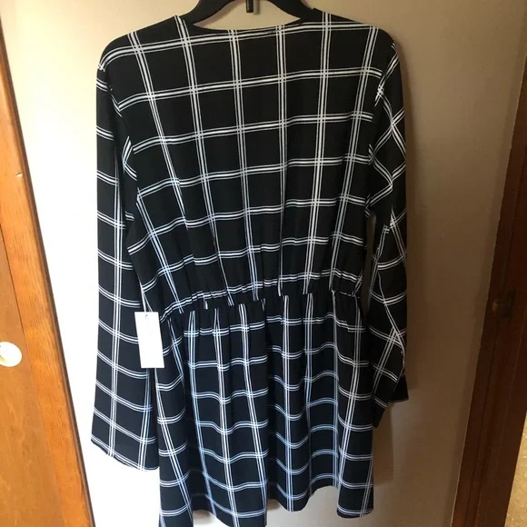 Live 4 Truth black and white v-neck tunic - Picture 5 of 7